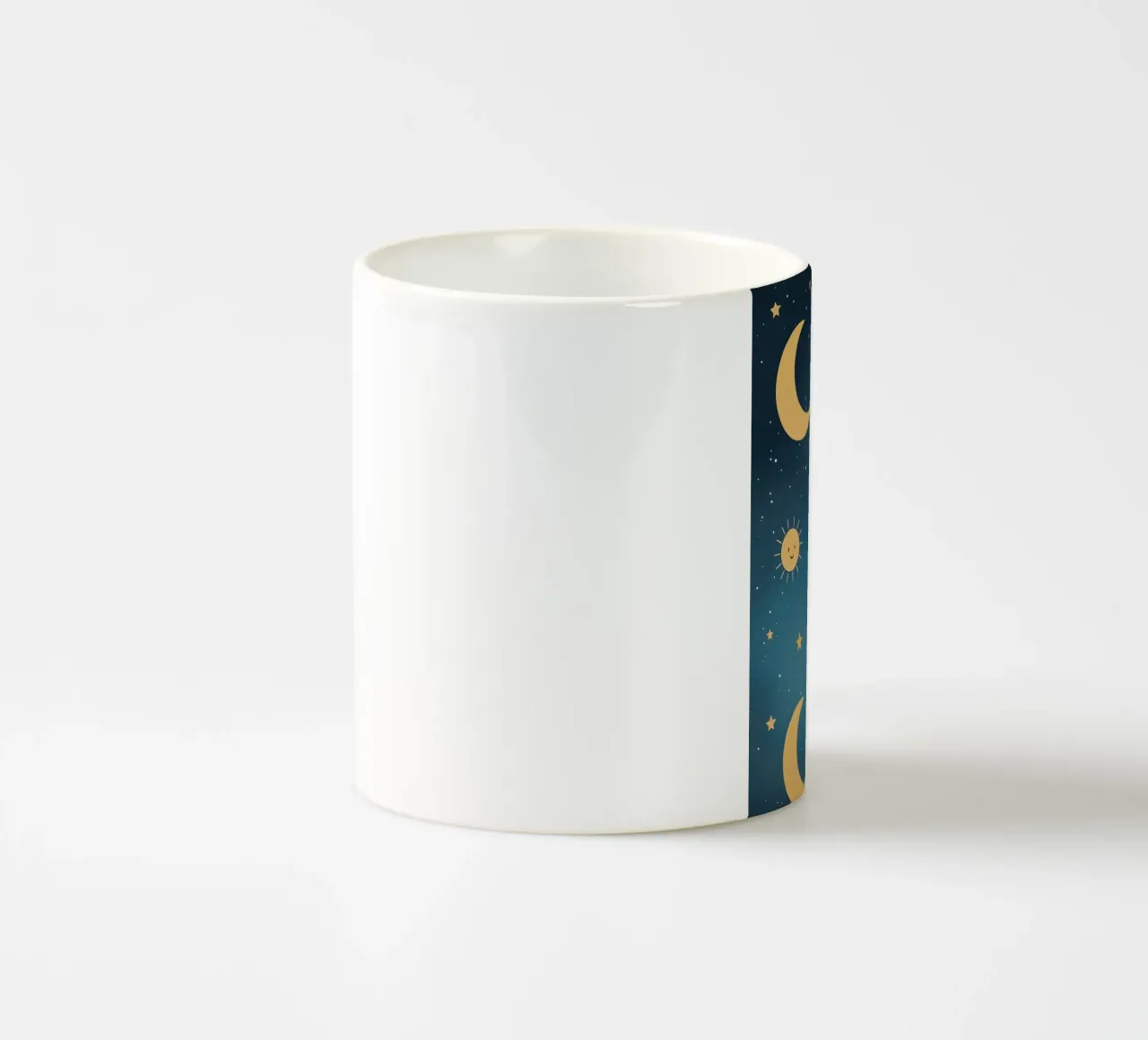 Cielo notturno con corpi celesti e nuvole tazza in ceramica da DesignDoodle