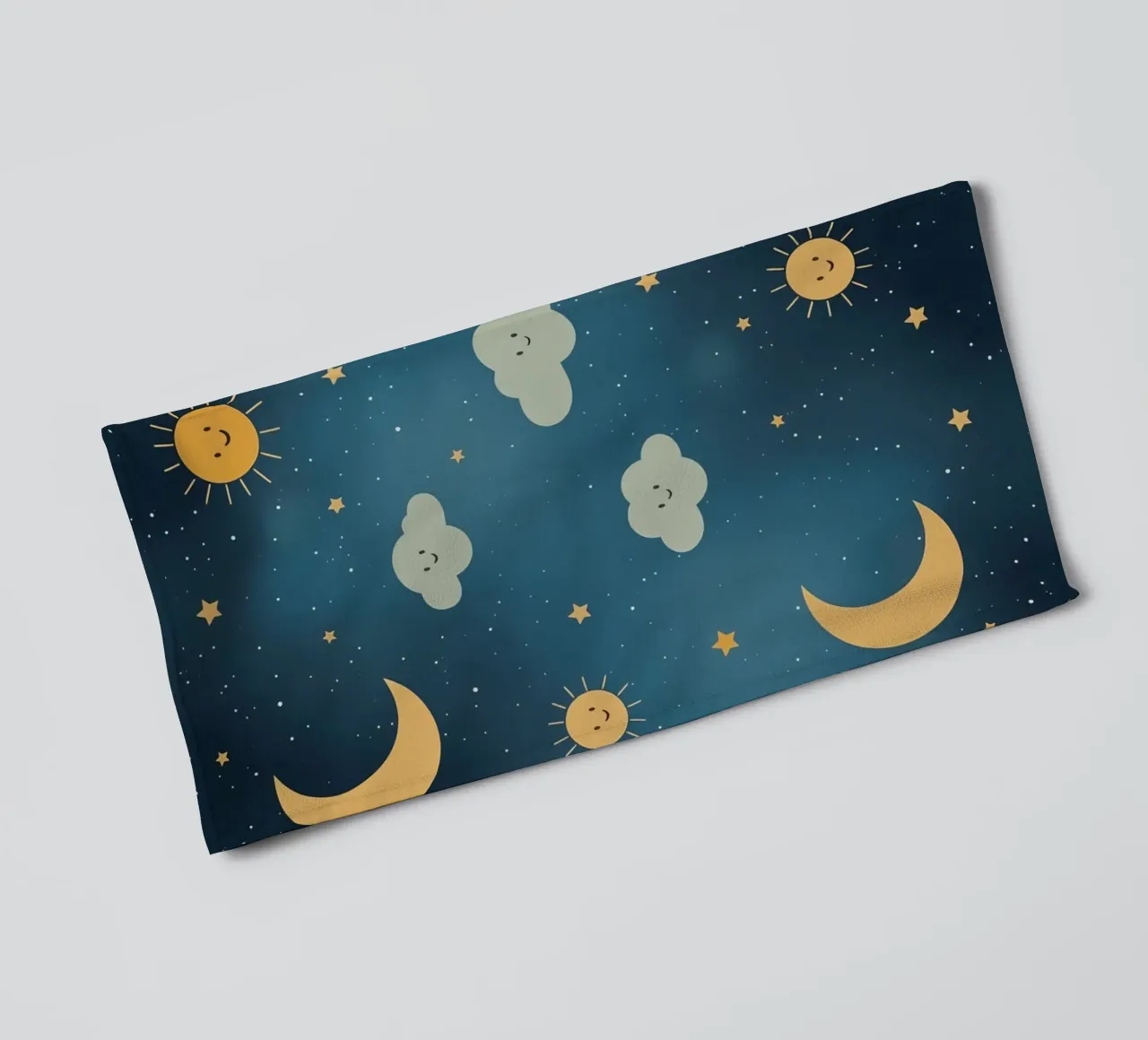 Cielo notturno con corpi celesti e nuvole asciugamano da bagno da DesignDoodle