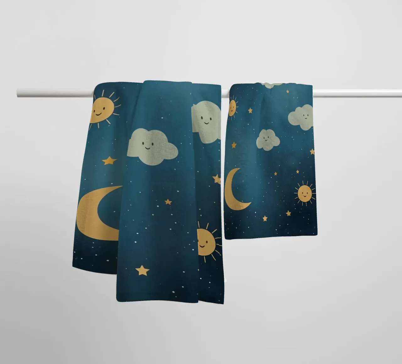 Cielo notturno con corpi celesti e nuvole asciugamano da bagno da DesignDoodle