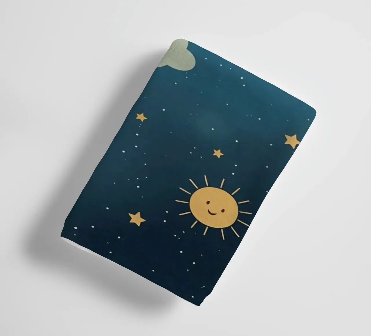 Cielo notturno con corpi celesti e nuvole asciugamano da bagno da DesignDoodle