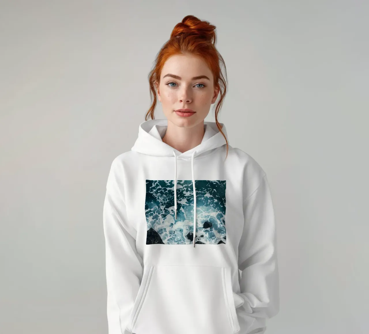 Le onde dell'oceano si infrangono sulle rocce scure felpa con cappuccio da DesignDoodle