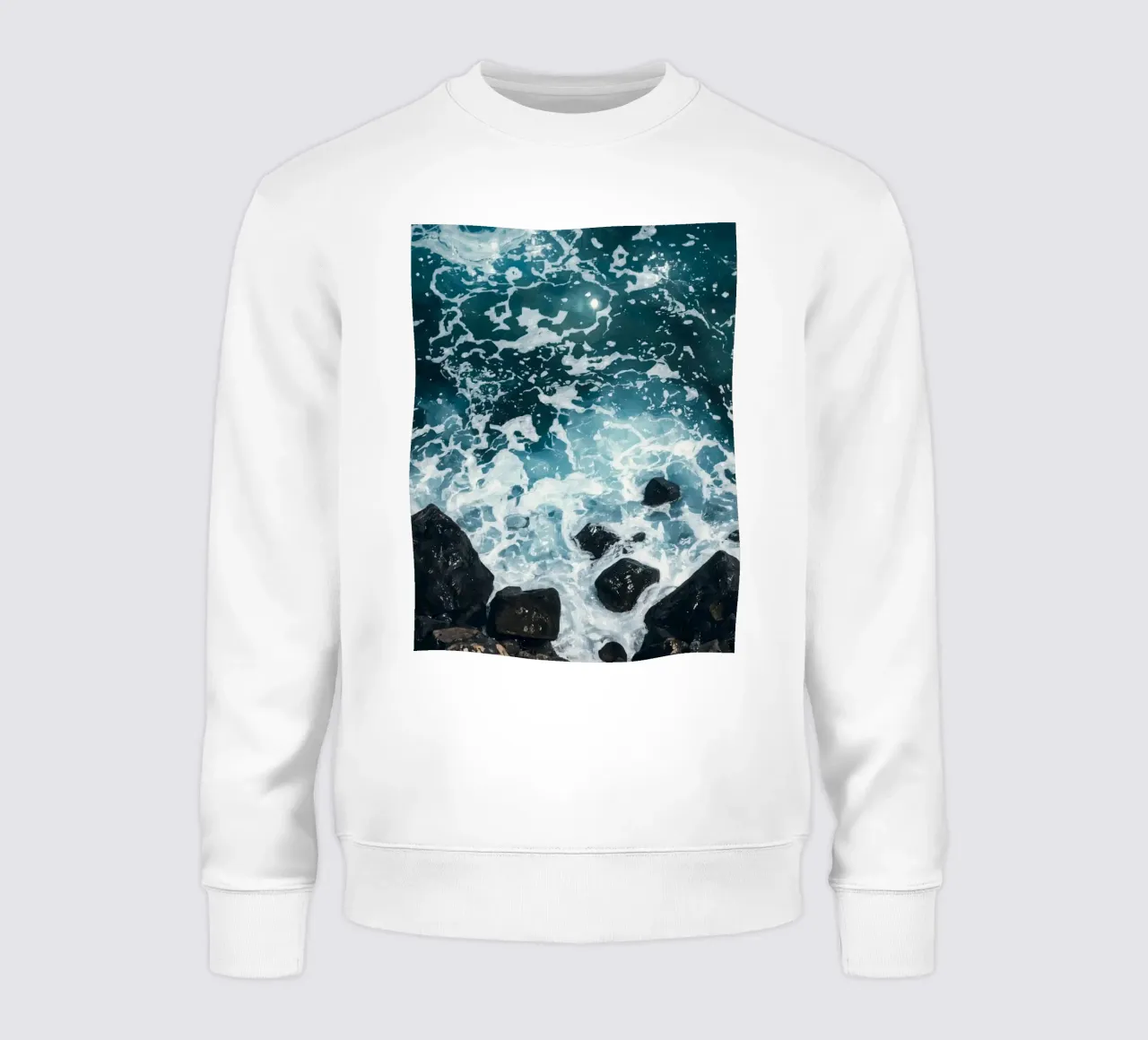 Le onde dell'oceano si infrangono sulle rocce scure felpa da DesignDoodle