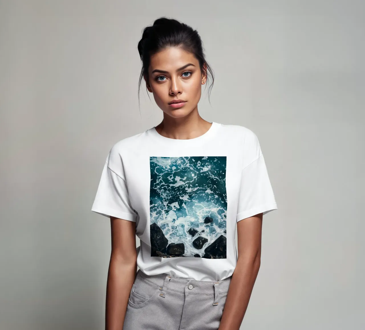 Le onde dell'oceano si infrangono sulle rocce scure t-shirt da DesignDoodle