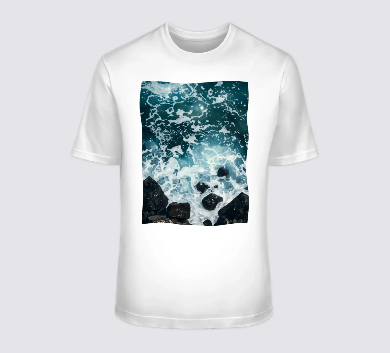 Le onde dell'oceano si infrangono sulle rocce scure t-shirt da DesignDoodle