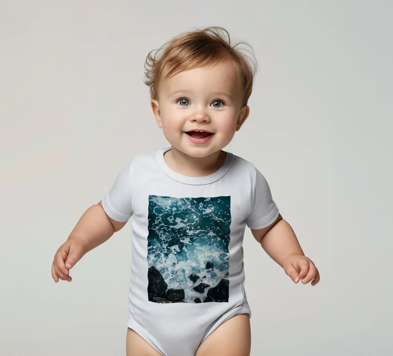 Le onde dell'oceano si infrangono sulle rocce scure body neonato maniche corte da DesignDoodle