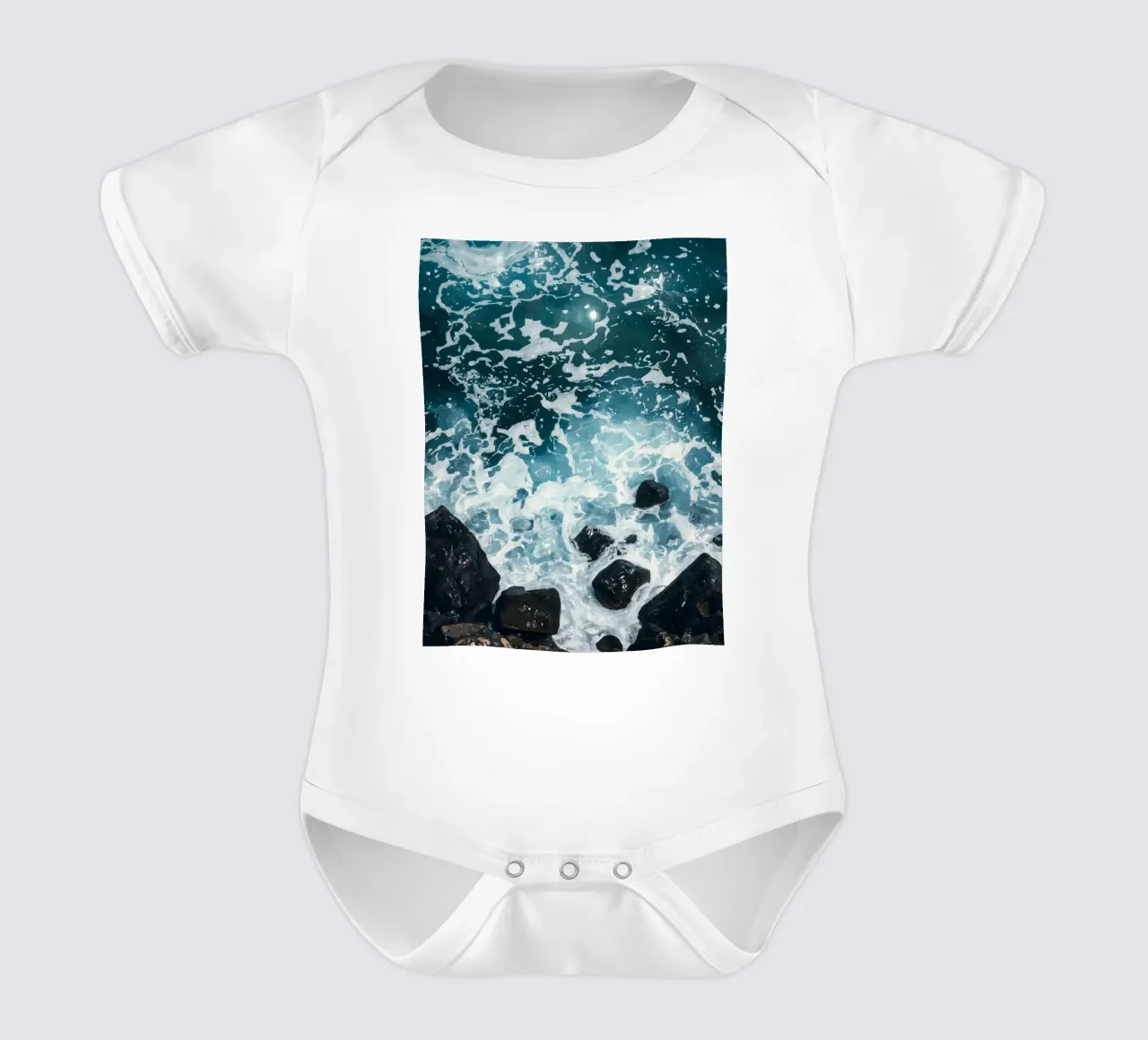 Le onde dell'oceano si infrangono sulle rocce scure body neonato maniche corte da DesignDoodle