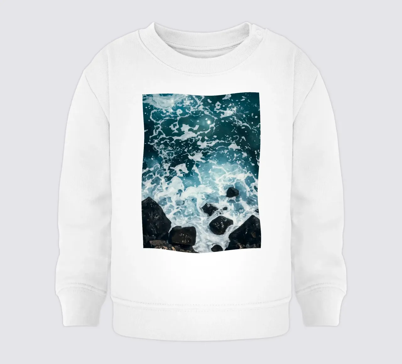 Le onde dell'oceano si infrangono sulle rocce scure felpa neonato da DesignDoodle