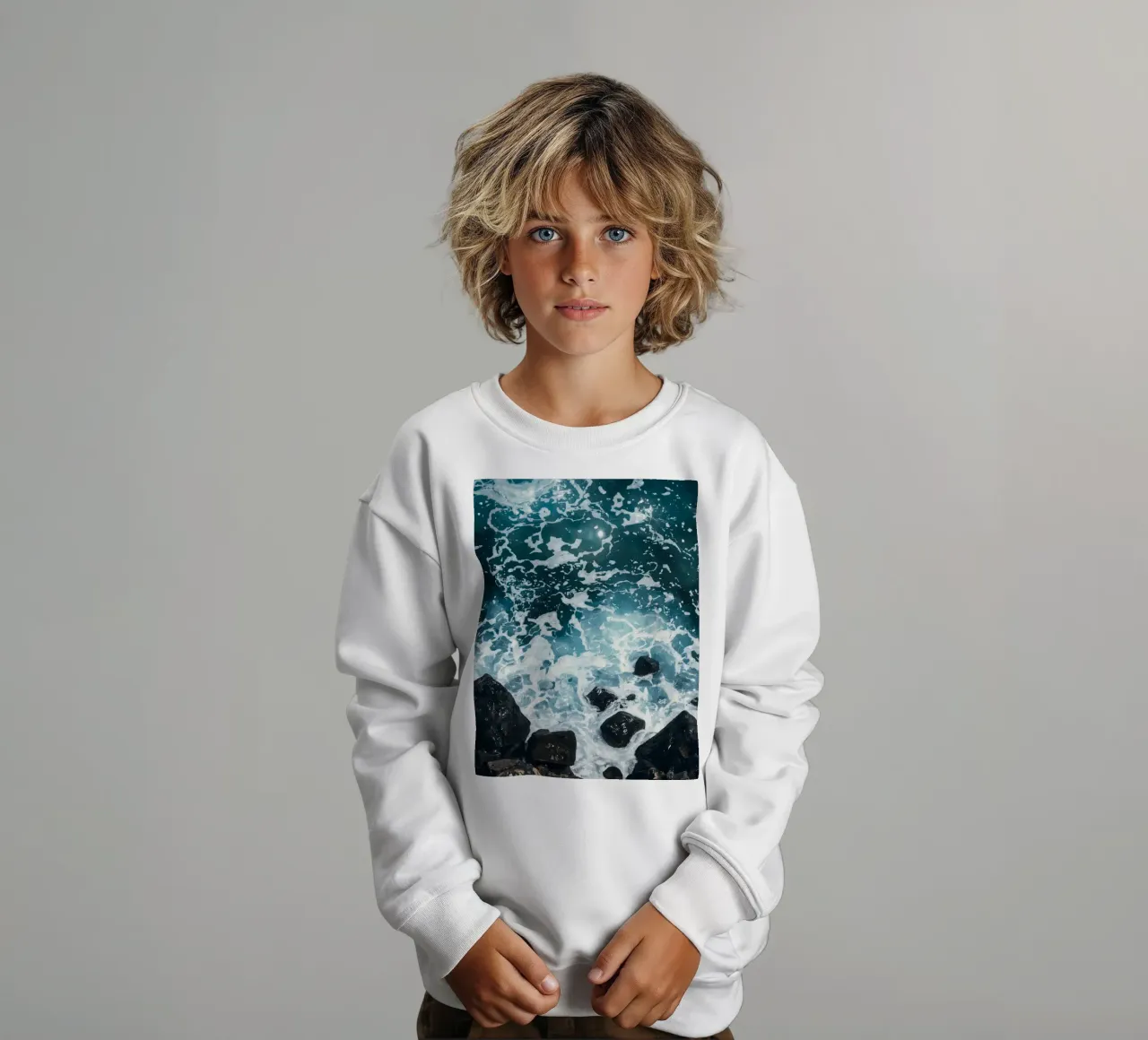 Le onde dell'oceano si infrangono sulle rocce scure felpa bambino da DesignDoodle