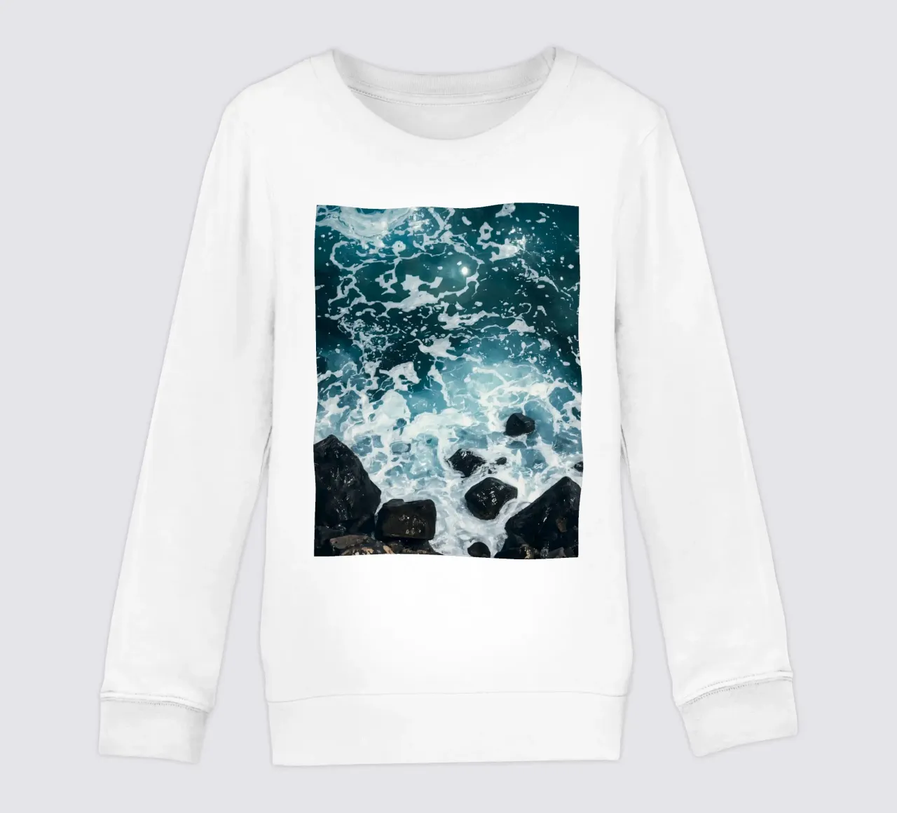 Le onde dell'oceano si infrangono sulle rocce scure felpa bambino da DesignDoodle