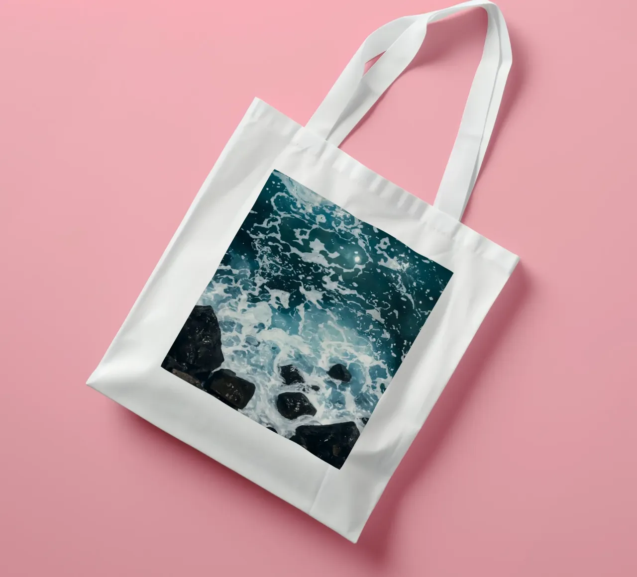 Le onde dell'oceano si infrangono sulle rocce scure borsa in juta da DesignDoodle
