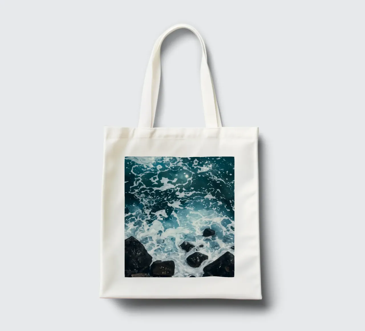 Le onde dell'oceano si infrangono sulle rocce scure borsa in juta da DesignDoodle