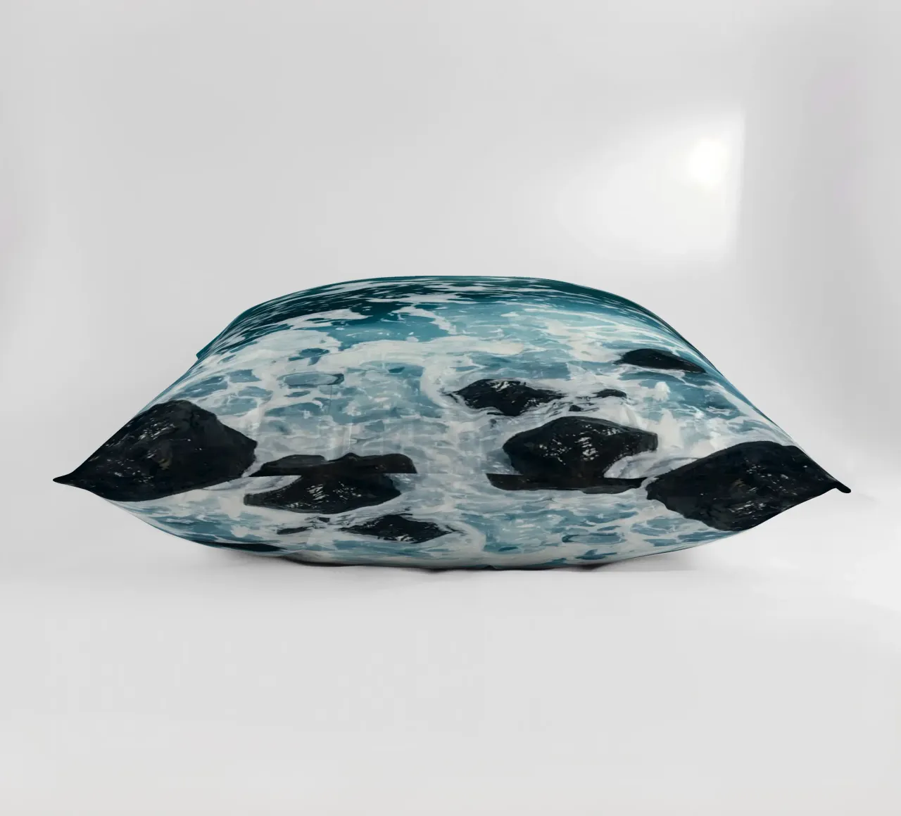 Le onde dell'oceano si infrangono sulle rocce scure cuscino da DesignDoodle