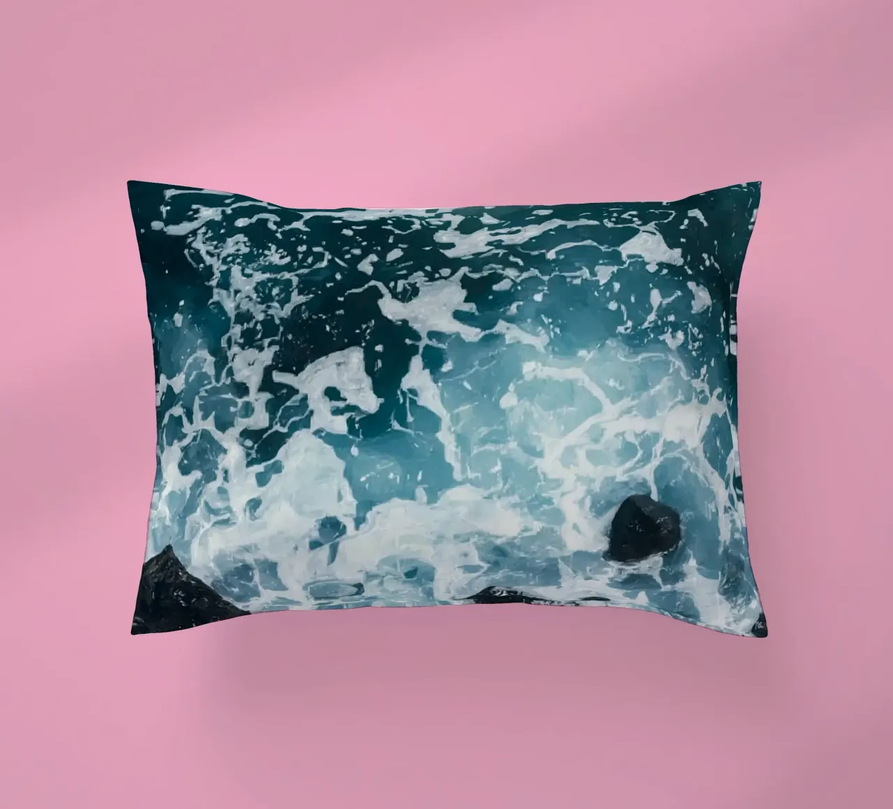 Le onde dell'oceano si infrangono sulle rocce scure cuscino da DesignDoodle