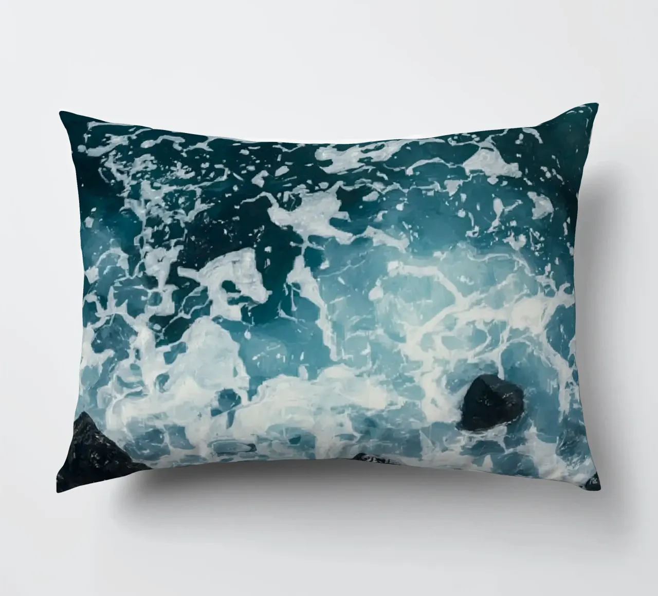 Le onde dell'oceano si infrangono sulle rocce scure cuscino da DesignDoodle