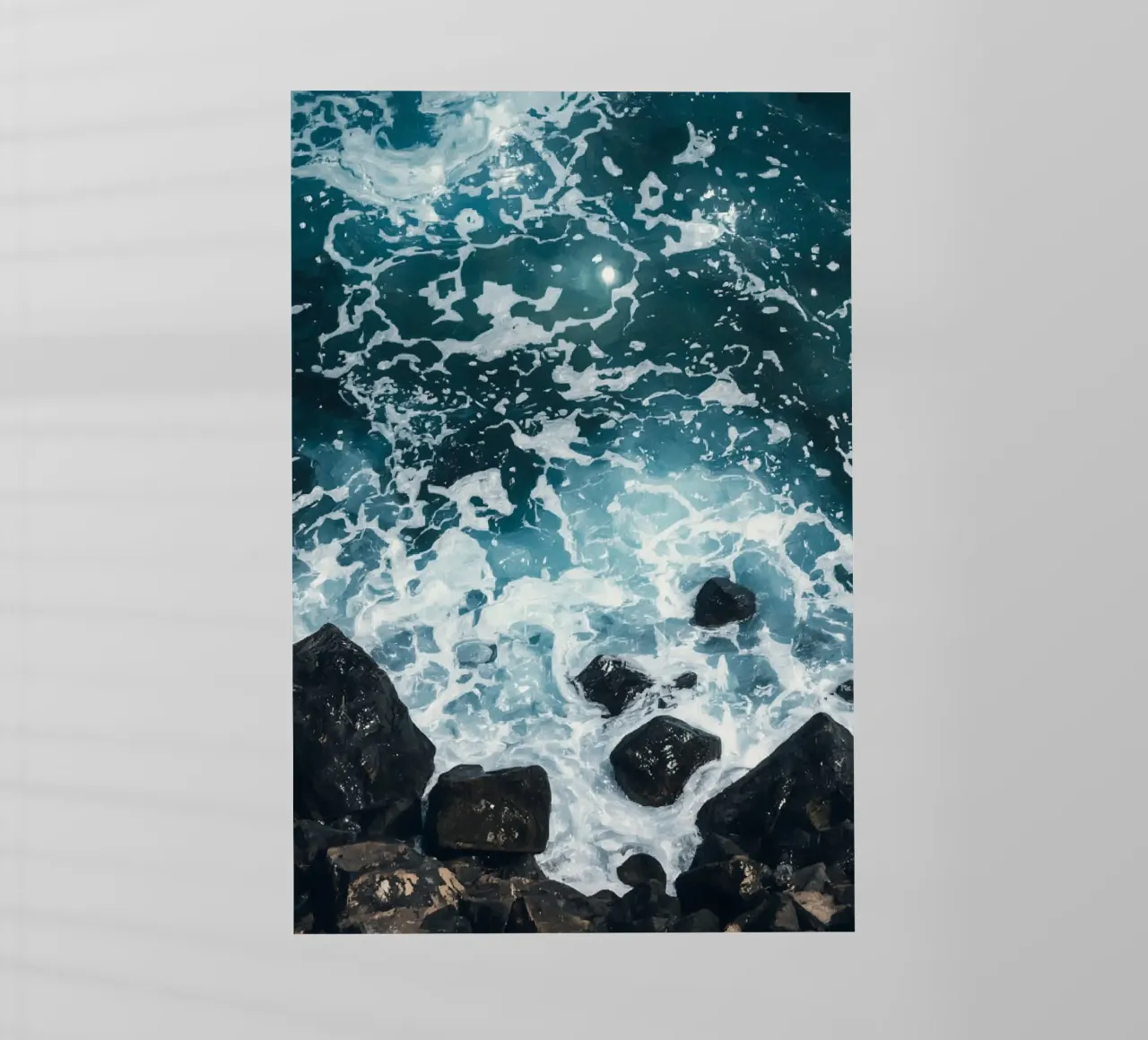 Le onde dell'oceano si infrangono sulle rocce scure pellicola backlit da DesignDoodle