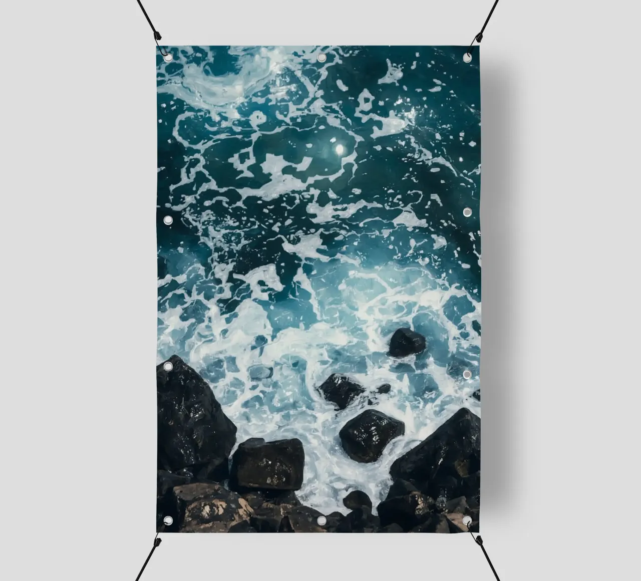 Le onde dell'oceano si infrangono sulle rocce scure telo in pvc da DesignDoodle