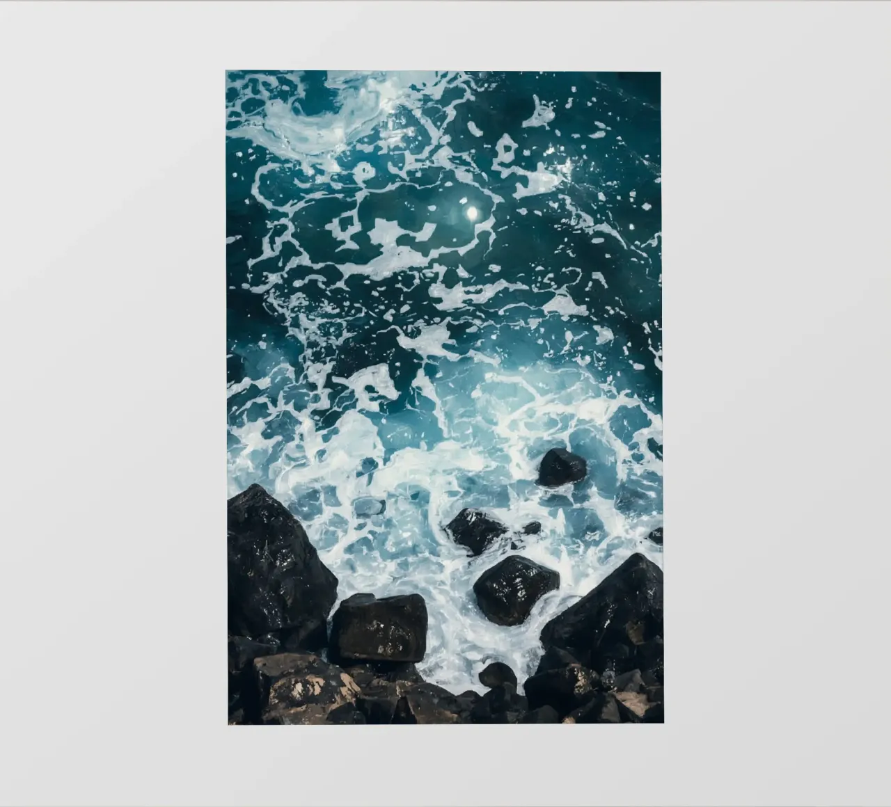 Le onde dell'oceano si infrangono sulle rocce scure telo in pvc da DesignDoodle