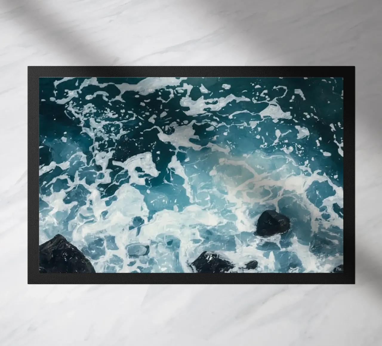 Le onde dell'oceano si infrangono sulle rocce scure zerbino da DesignDoodle