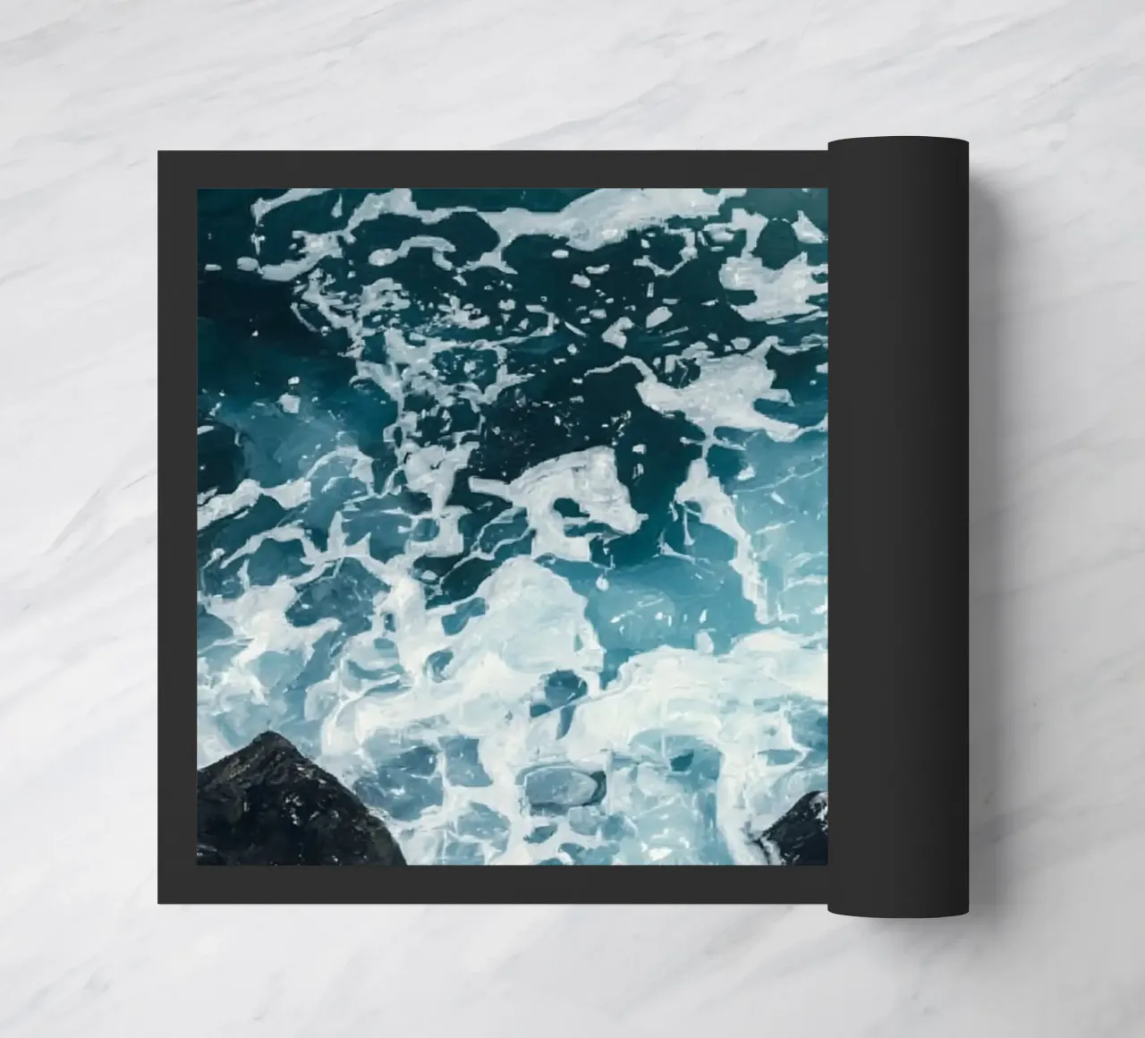 Le onde dell'oceano si infrangono sulle rocce scure zerbino da DesignDoodle