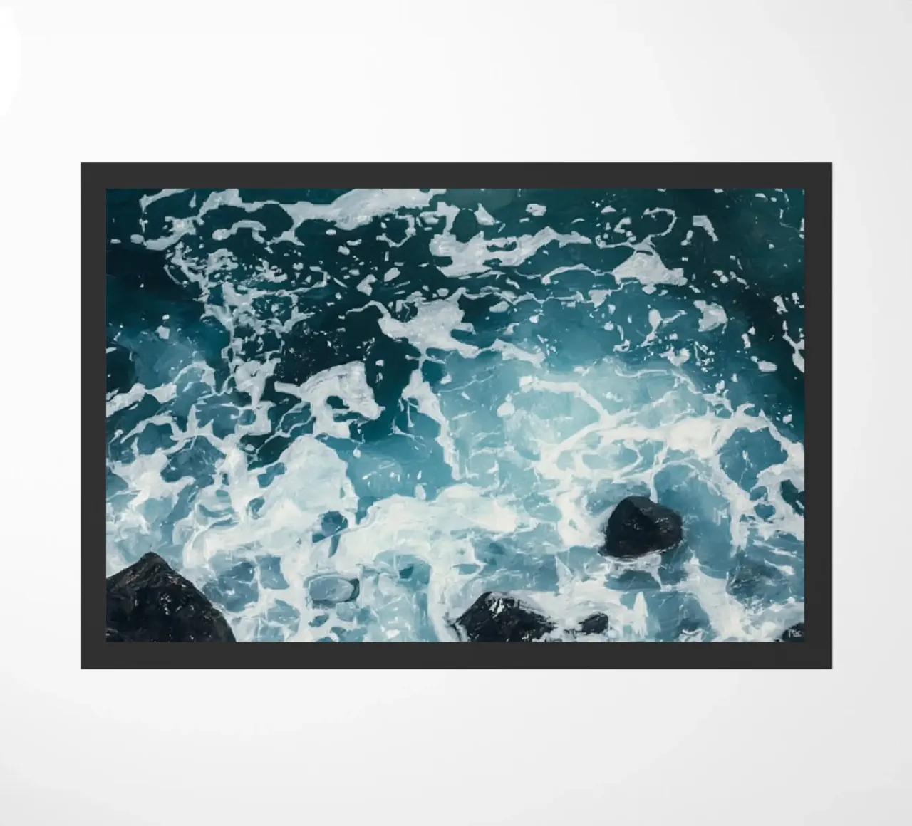 Le onde dell'oceano si infrangono sulle rocce scure zerbino da DesignDoodle