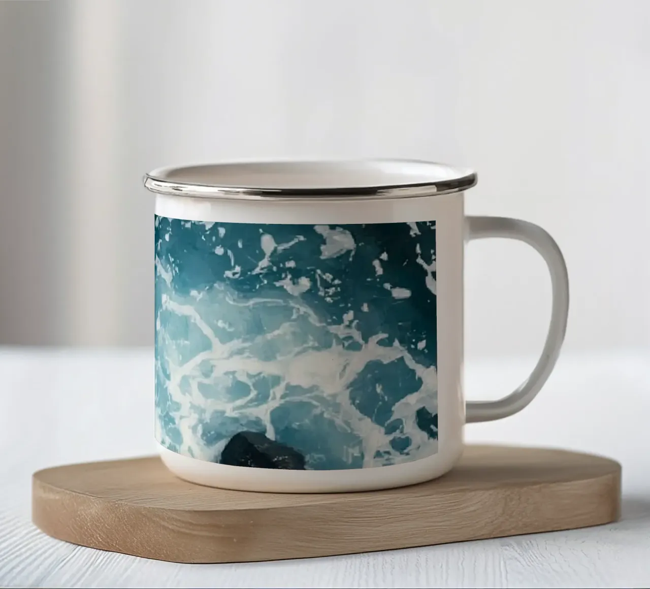Le onde dell'oceano si infrangono sulle rocce scure tazza in smalto da DesignDoodle