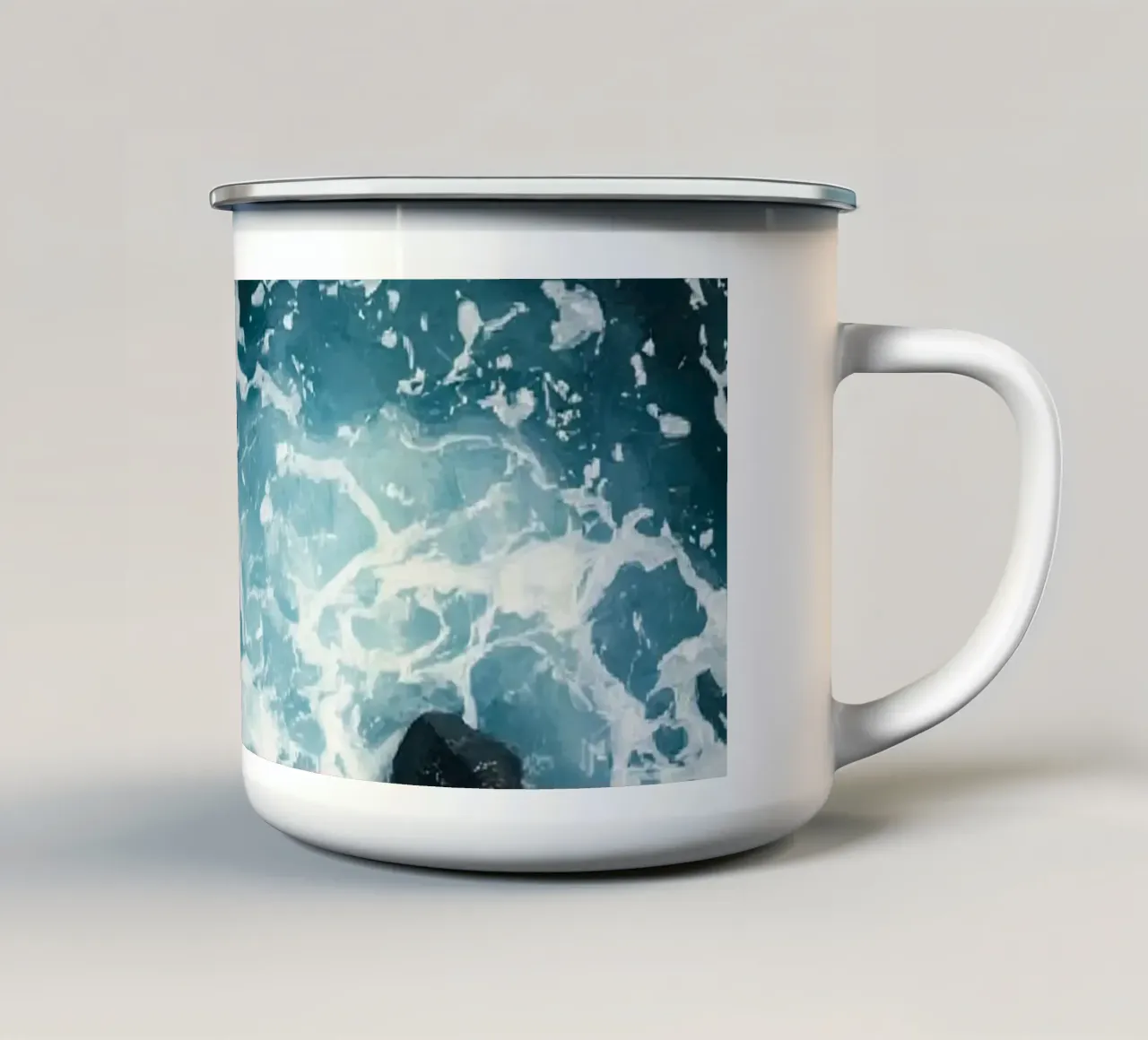Le onde dell'oceano si infrangono sulle rocce scure tazza in smalto da DesignDoodle