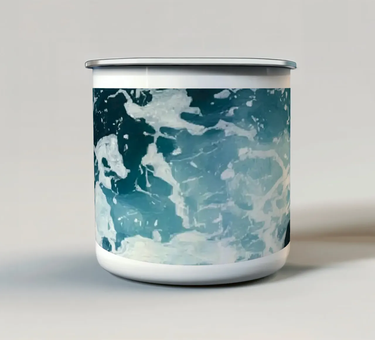 Le onde dell'oceano si infrangono sulle rocce scure tazza in smalto da DesignDoodle