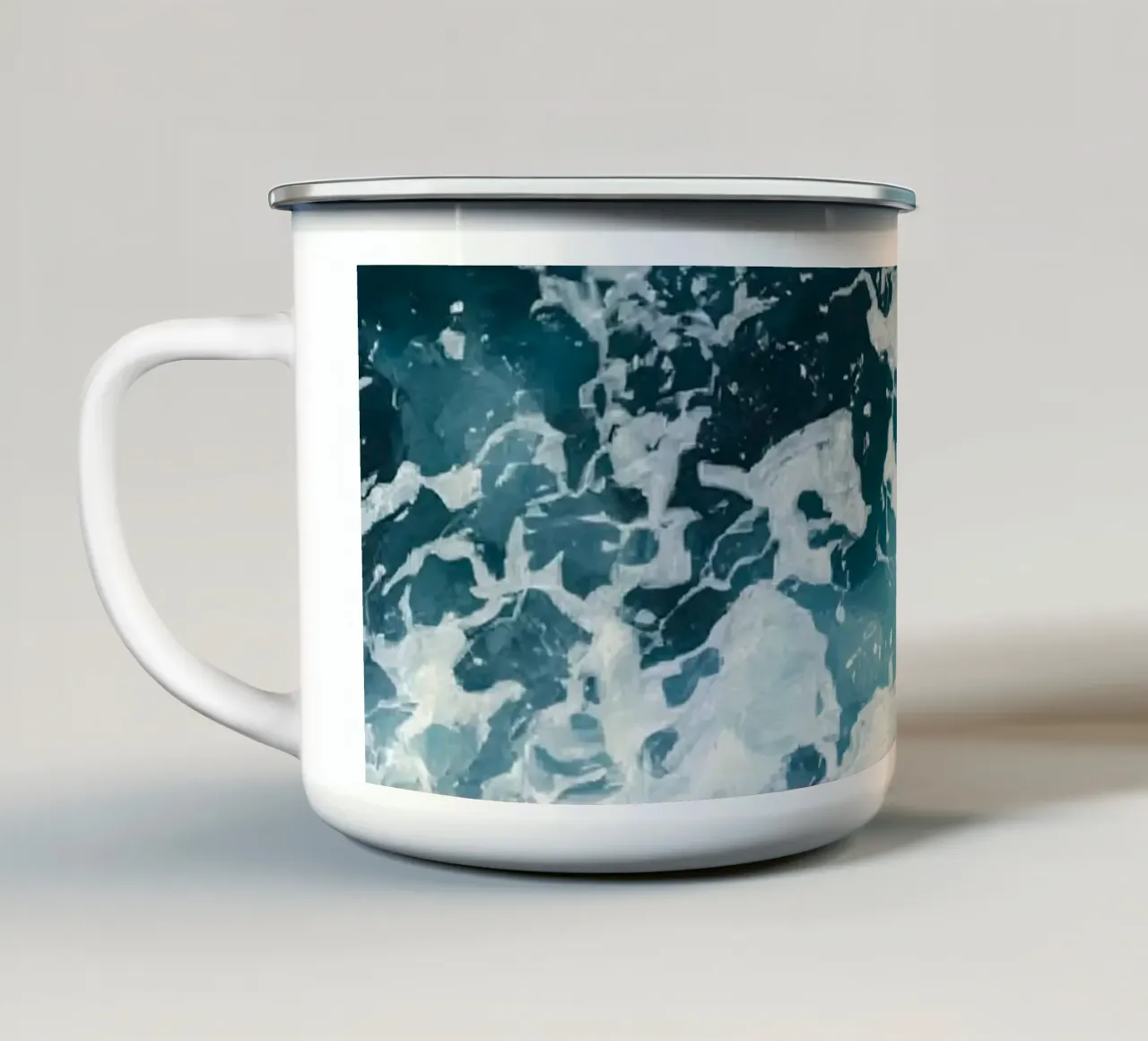 Le onde dell'oceano si infrangono sulle rocce scure tazza in smalto da DesignDoodle