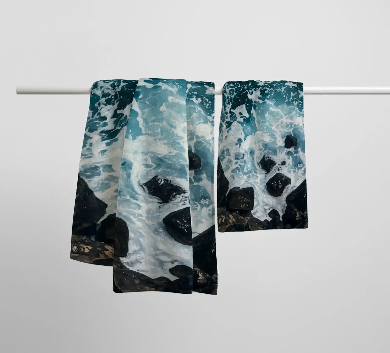 Le onde dell'oceano si infrangono sulle rocce scure asciugamano da bagno da DesignDoodle
