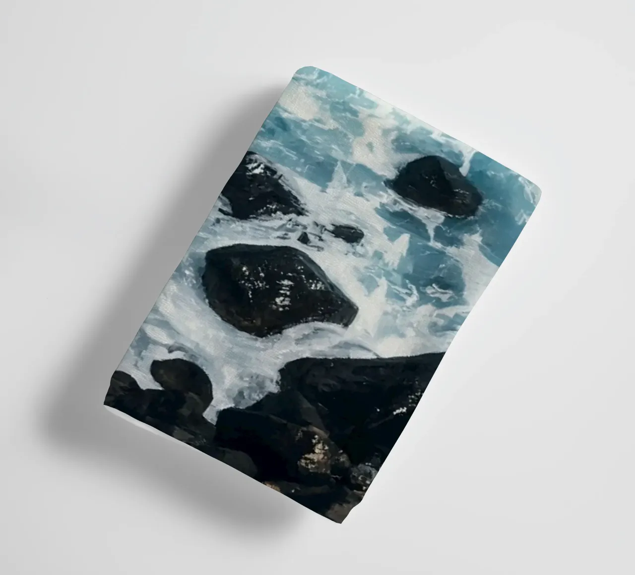 Le onde dell'oceano si infrangono sulle rocce scure asciugamano da bagno da DesignDoodle