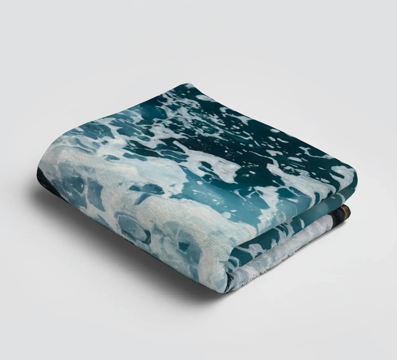 Le onde dell'oceano si infrangono sulle rocce scure asciugamano da bagno da DesignDoodle