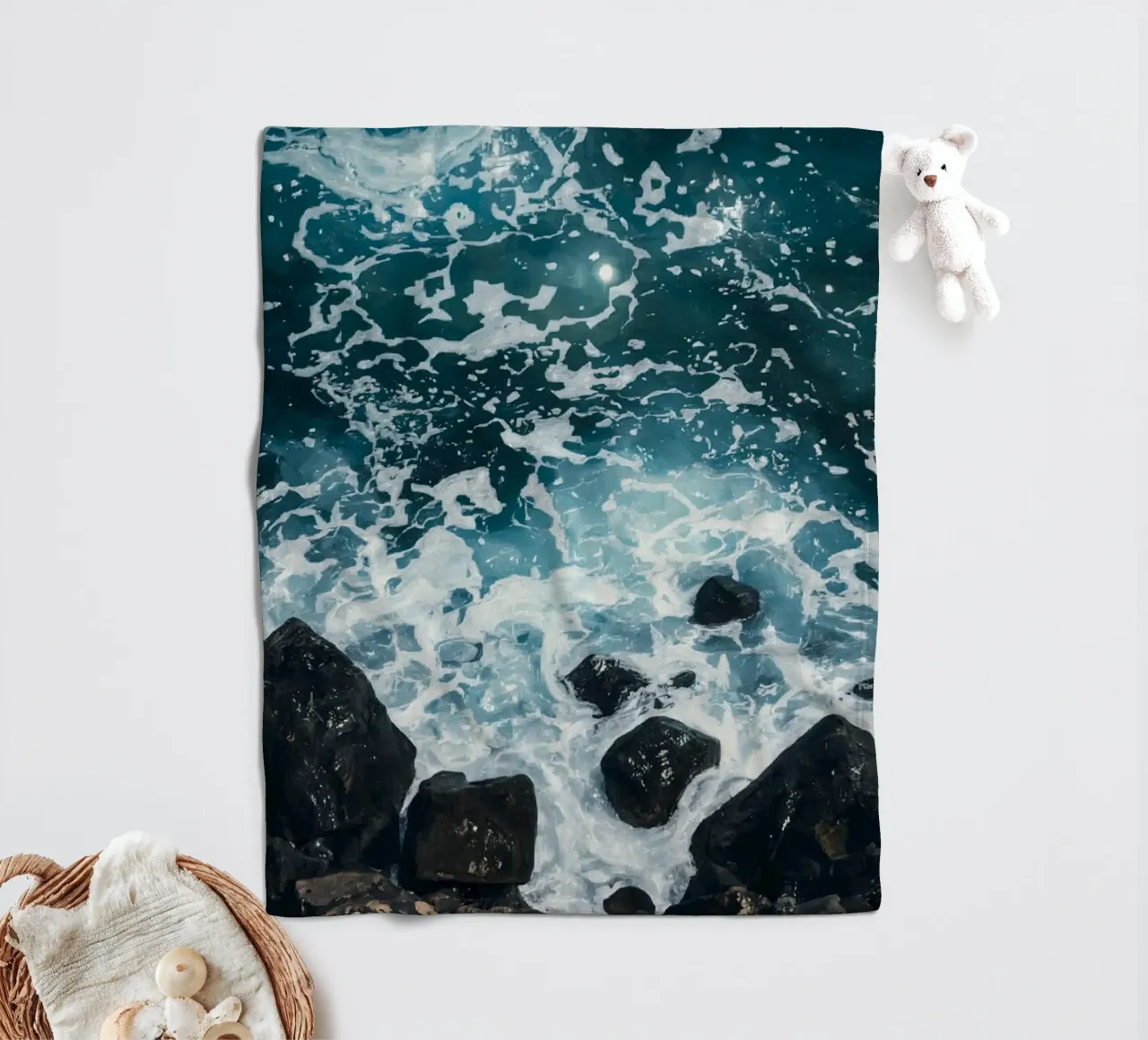 Le onde dell'oceano si infrangono sulle rocce scure coperta in pile da DesignDoodle