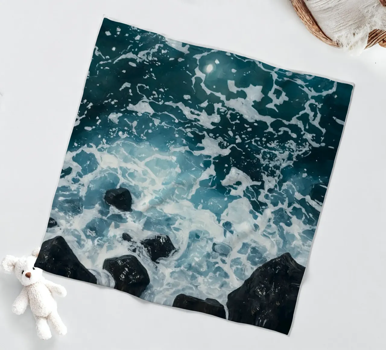Le onde dell'oceano si infrangono sulle rocce scure coperta in pile da DesignDoodle