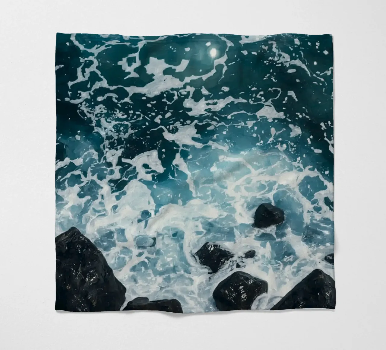 Le onde dell'oceano si infrangono sulle rocce scure coperta in pile da DesignDoodle
