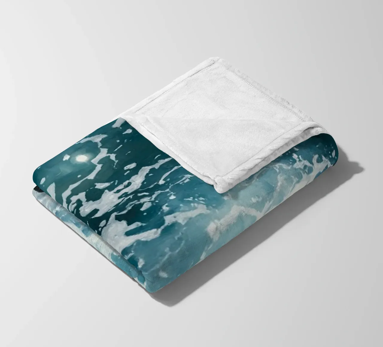Le onde dell'oceano si infrangono sulle rocce scure coperta in pile da DesignDoodle