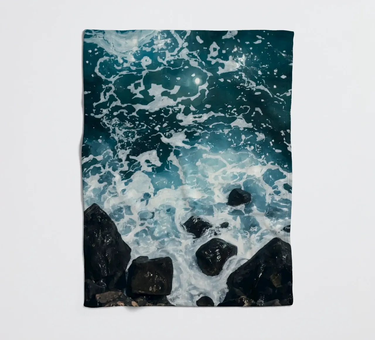 Le onde dell'oceano si infrangono sulle rocce scure coperta in pile da DesignDoodle