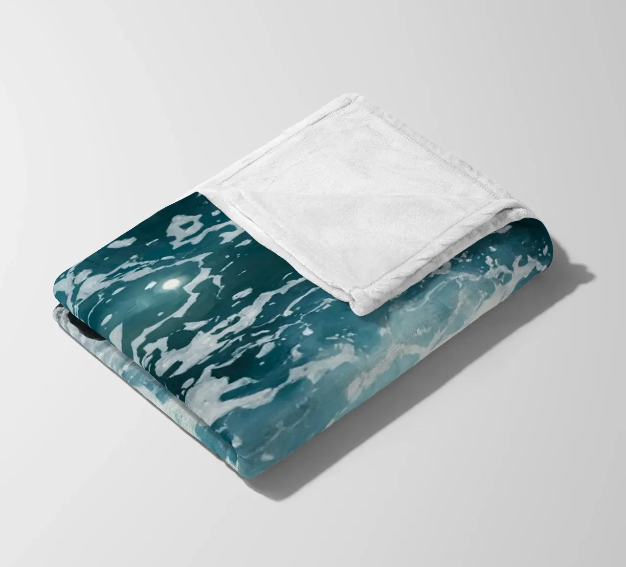 Le onde dell'oceano si infrangono sulle rocce scure coperta in pile da DesignDoodle