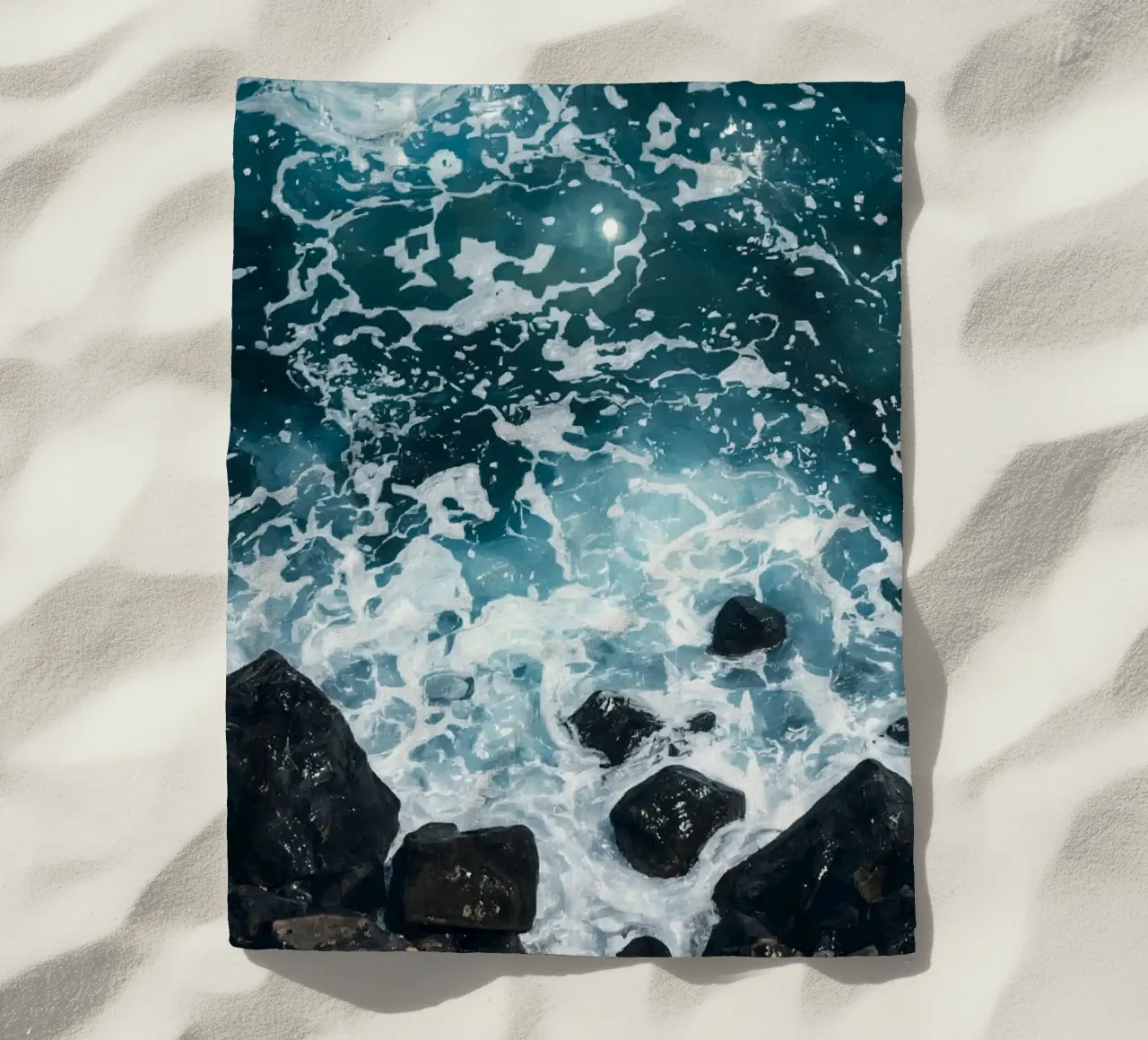 Le onde dell'oceano si infrangono sulle rocce scure telo mare da DesignDoodle