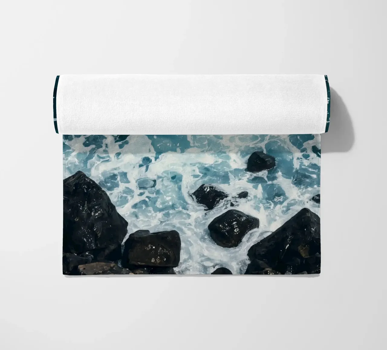 Le onde dell'oceano si infrangono sulle rocce scure telo mare da DesignDoodle