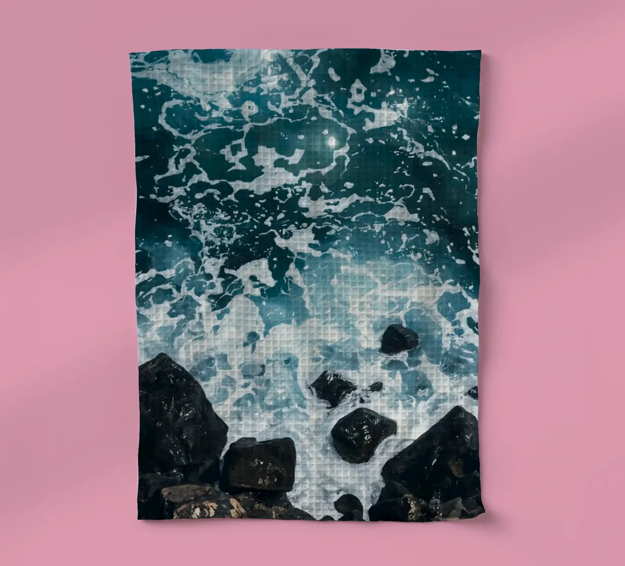Le onde dell'oceano si infrangono sulle rocce scure canovaccio da cucina da DesignDoodle