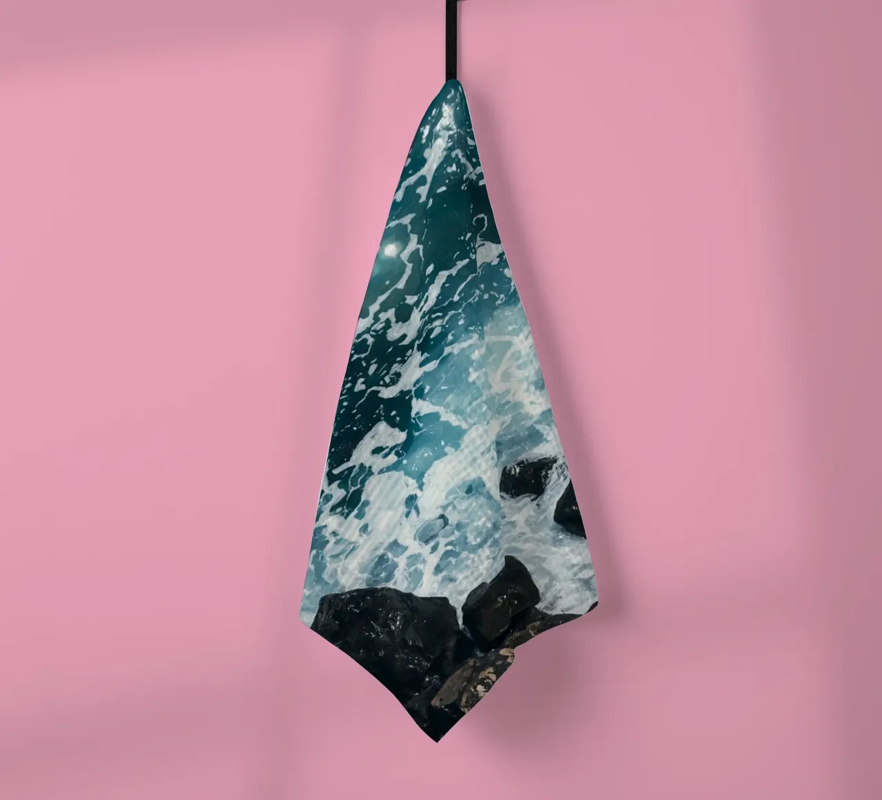 Le onde dell'oceano si infrangono sulle rocce scure canovaccio da cucina da DesignDoodle