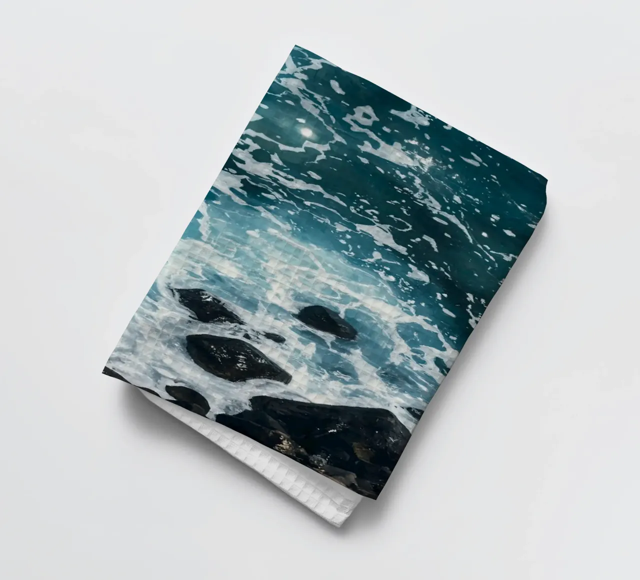 Le onde dell'oceano si infrangono sulle rocce scure canovaccio da cucina da DesignDoodle