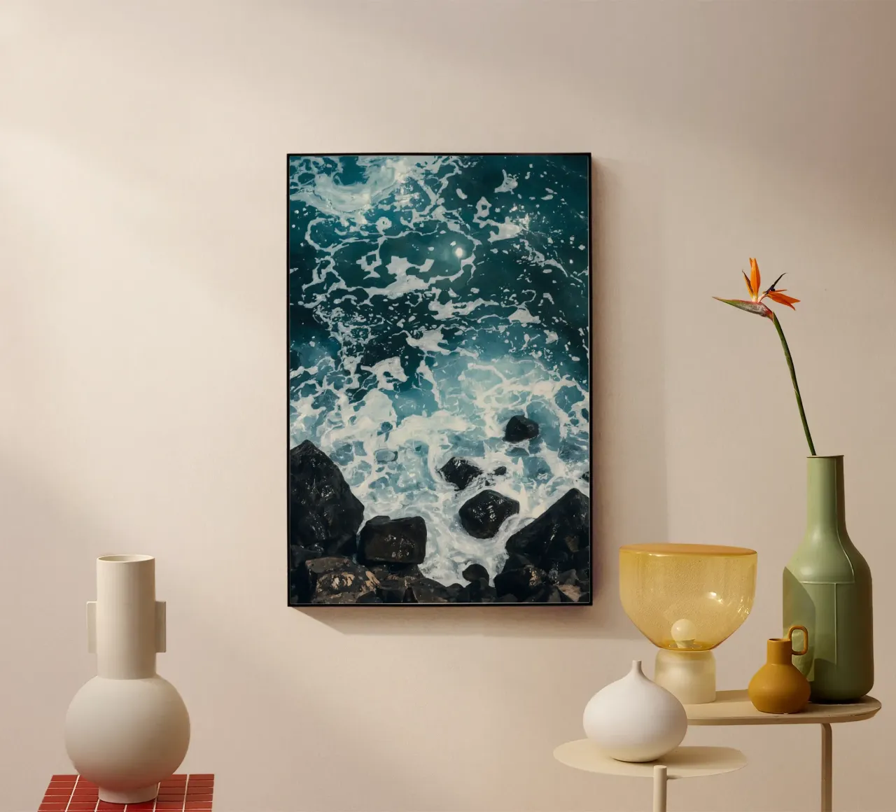 Le onde dell'oceano si infrangono sulle rocce scure plexiglass da DesignDoodle