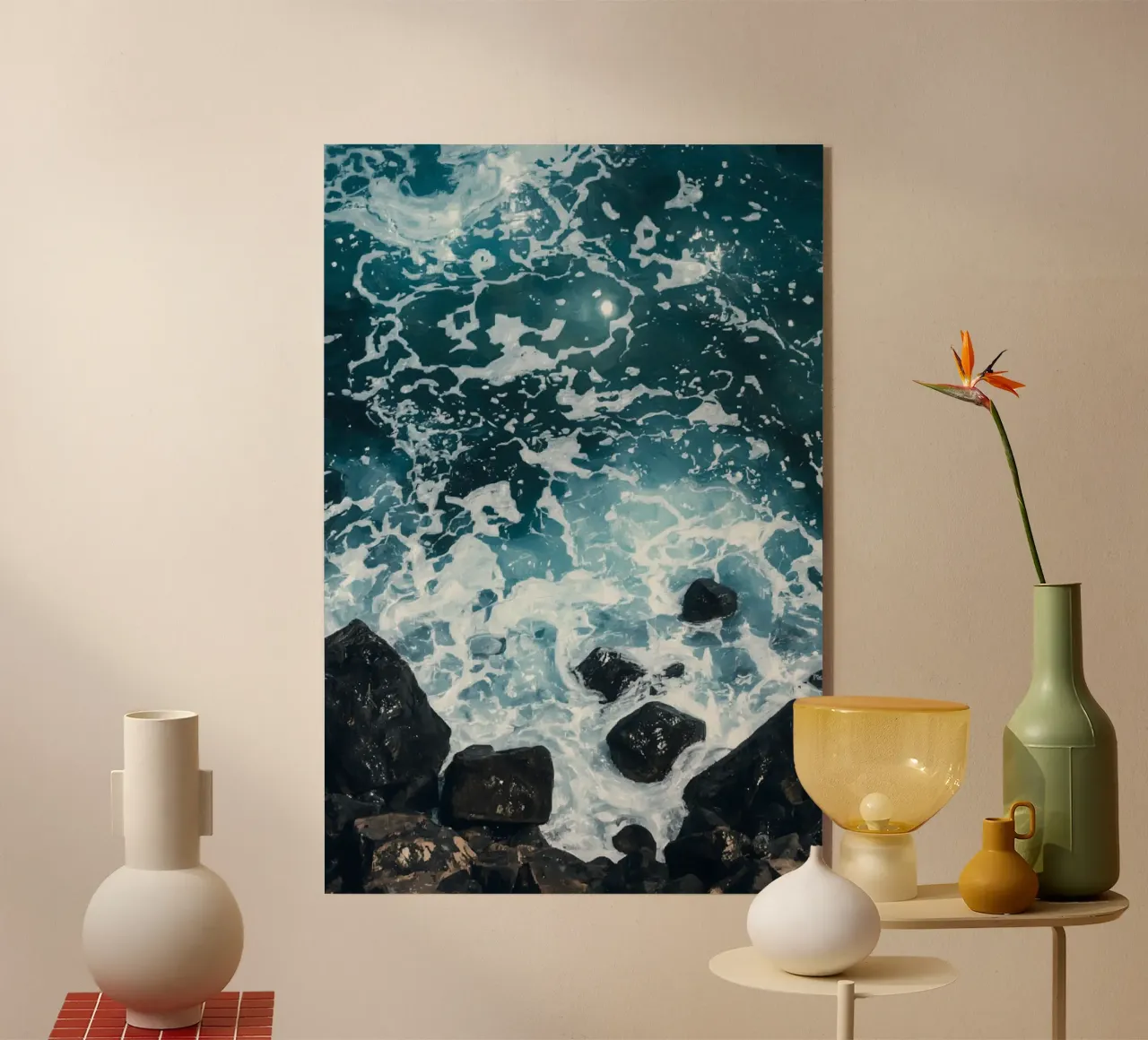 Le onde dell'oceano si infrangono sulle rocce scure plexiglass da DesignDoodle