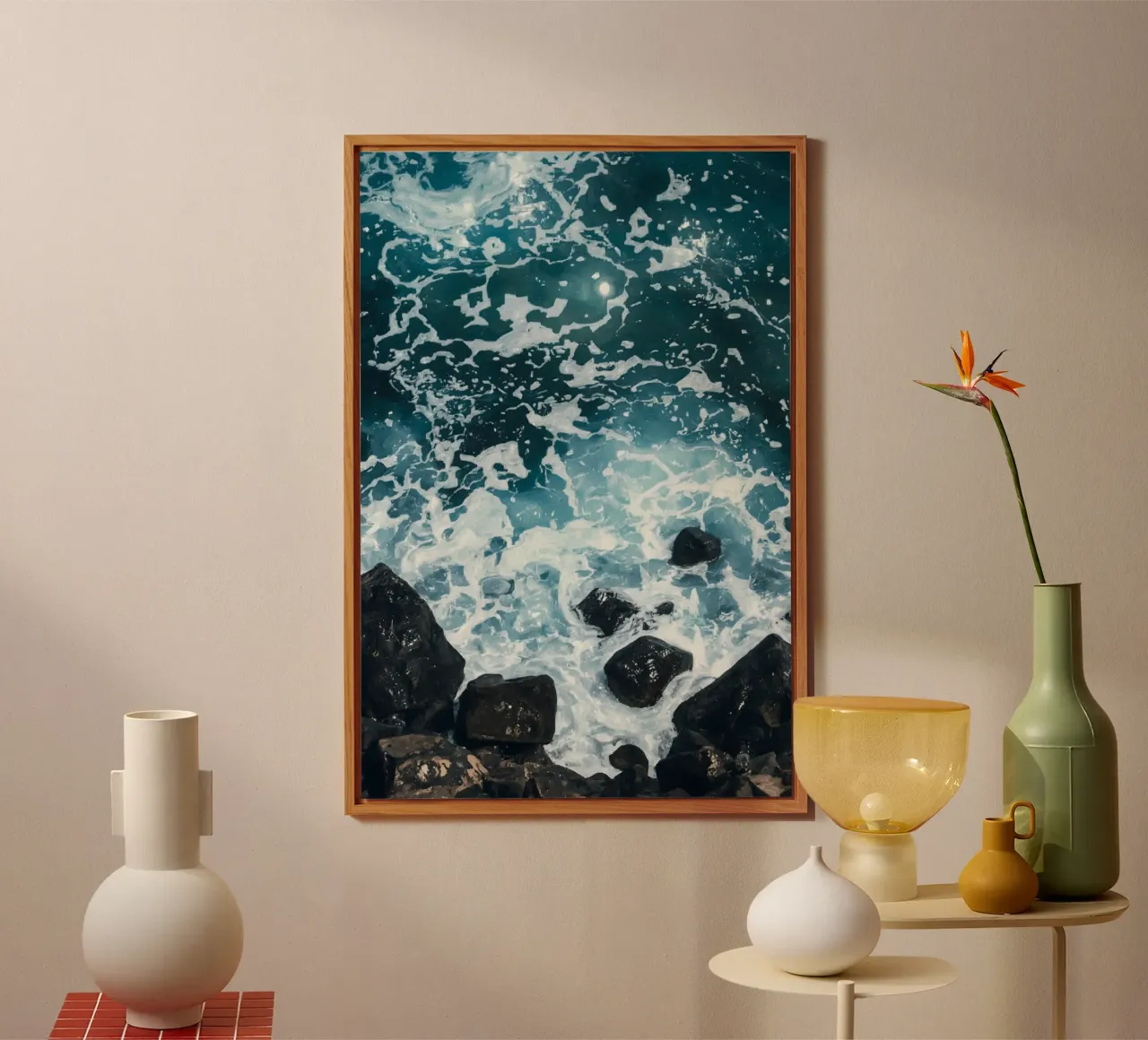 Le onde dell'oceano si infrangono sulle rocce scure alluminio dibond da DesignDoodle