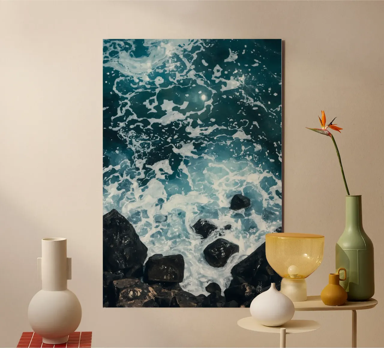 Le onde dell'oceano si infrangono sulle rocce scure alluminio dibond da DesignDoodle