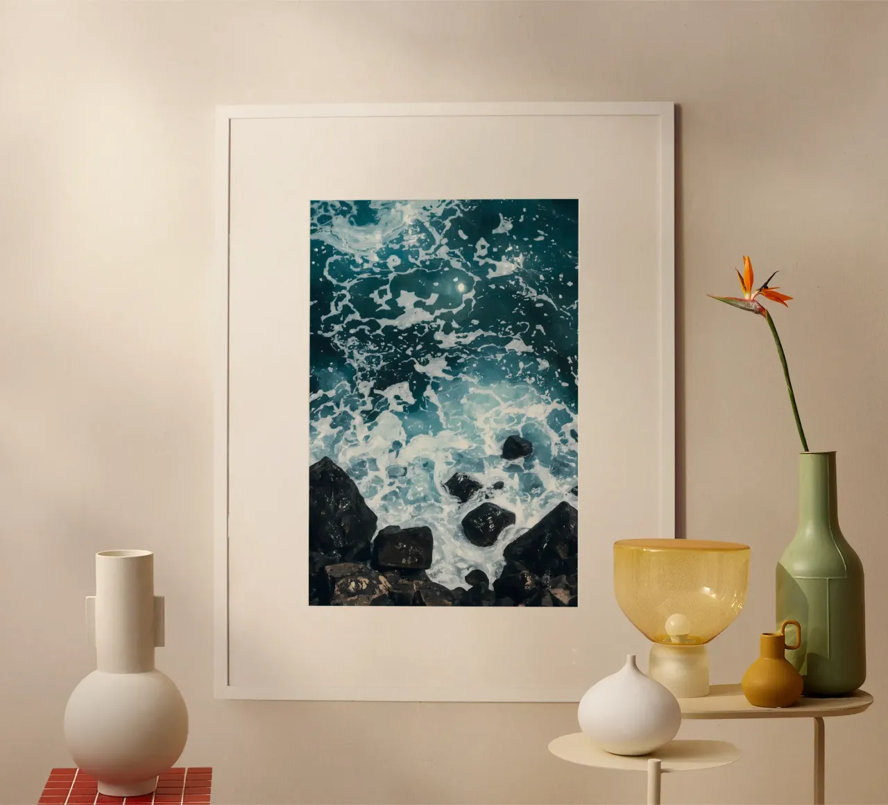 Le onde dell'oceano si infrangono sulle rocce scure carta hahnemühle da DesignDoodle
