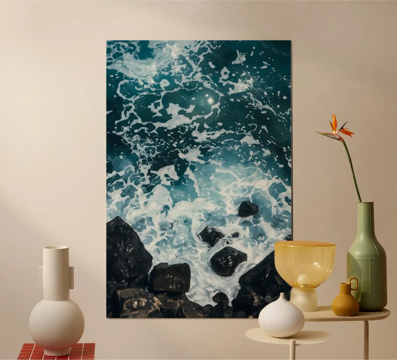 Le onde dell'oceano si infrangono sulle rocce scure carta hahnemühle da DesignDoodle