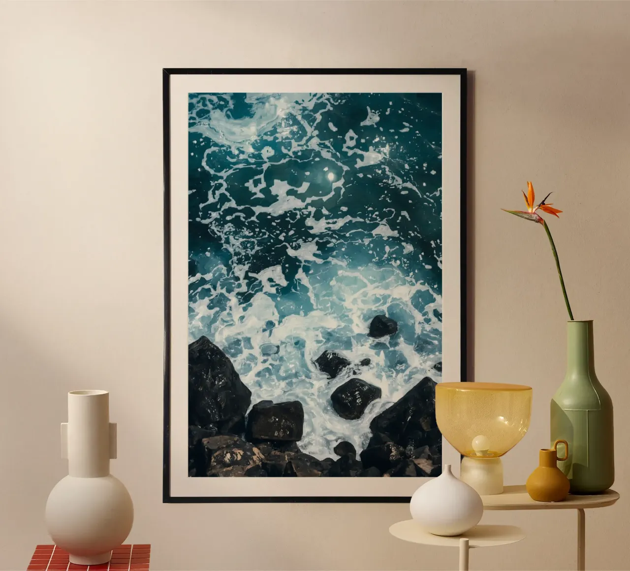 Le onde dell'oceano si infrangono sulle rocce scure carta hahnemühle da DesignDoodle