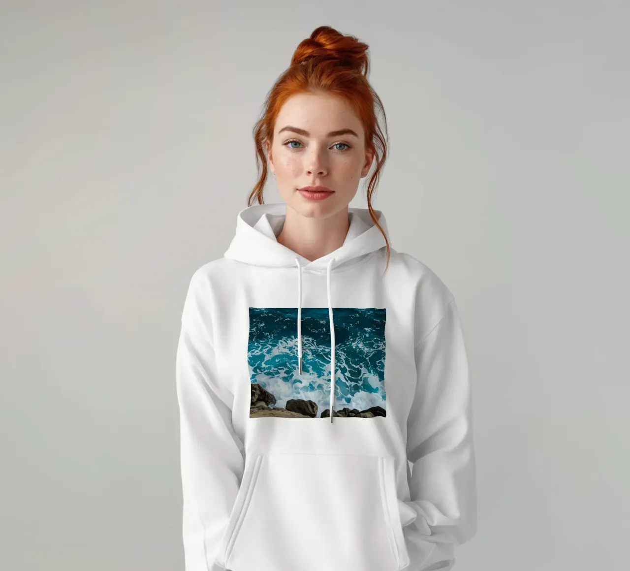Onde oceaniche che si infrangono sulle rocce felpa con cappuccio da DesignDoodle